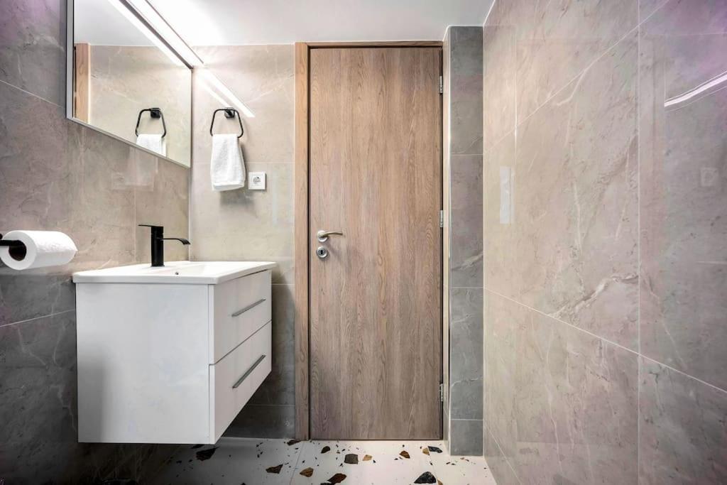 Artemis Modern Apartment เอเธนส์ ภายนอก รูปภาพ